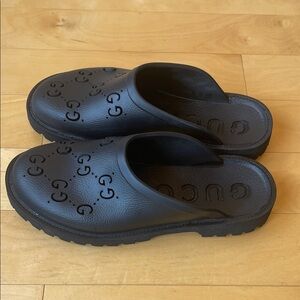 Men’s Gucci Black Rubber GG Slip-On Clog Slides